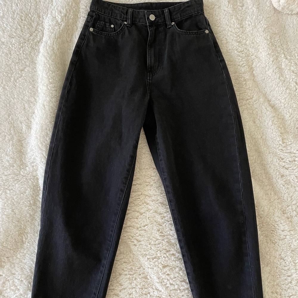 loose mom jeans